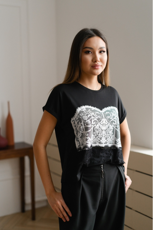 Брюки свободны, зауженные к низу